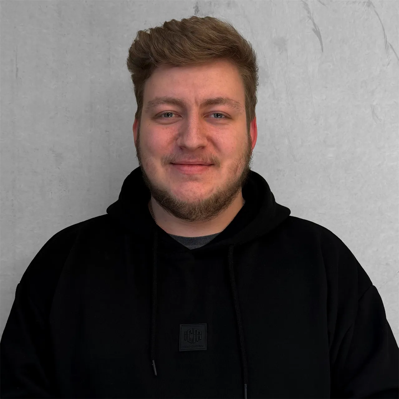Philipp, Gründer von KeeperLog, vor seiner eigenen Anlage
